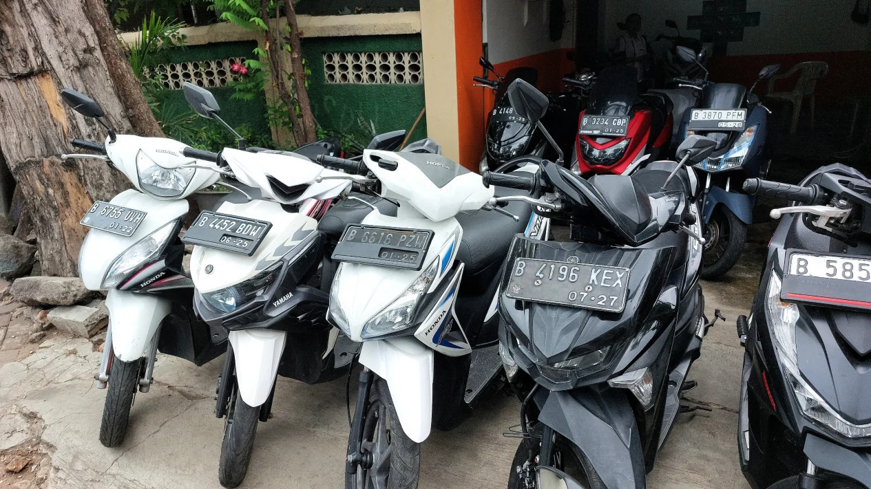 Ilustrasi motor aman pertalite untuk artikel Motor Aman Pertalite, BYD Disorot, dan Aturan Knalpot