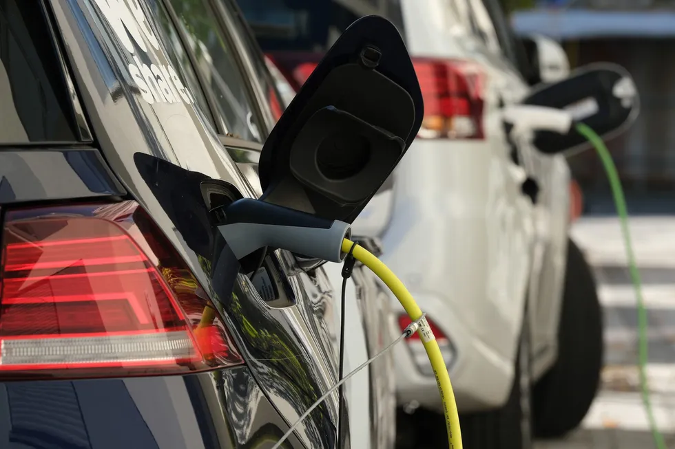 Ilustrasi target mobil listrik untuk artikel Inggris Tinjau Target Mobil Listrik 2030